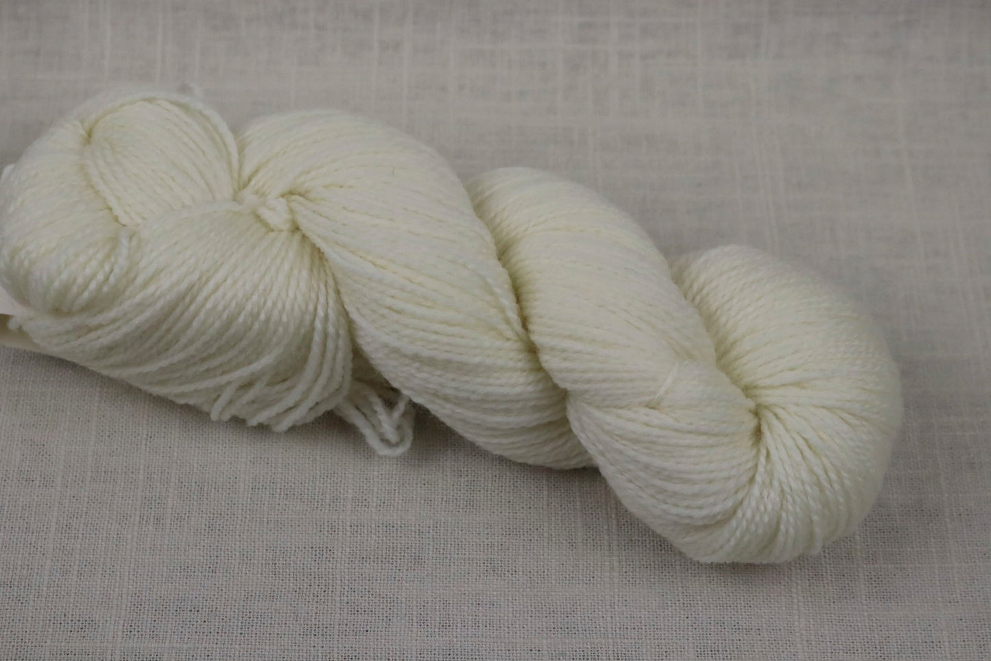cascade yarns 220 superwash fingering 25 white